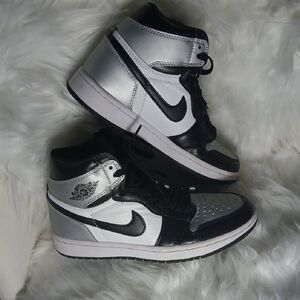 Nike Air Jordan OG High-Top Sneakers in Black and Silver. Silver Toe. Size 7